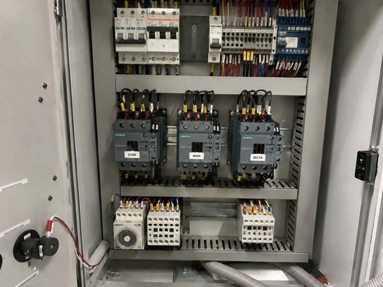 Star-delta starter control circuit with timer and delta contactor